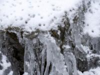 Markante Eisfiguren an Felsen mit Neuschneeauflage im Lochgrabenbach